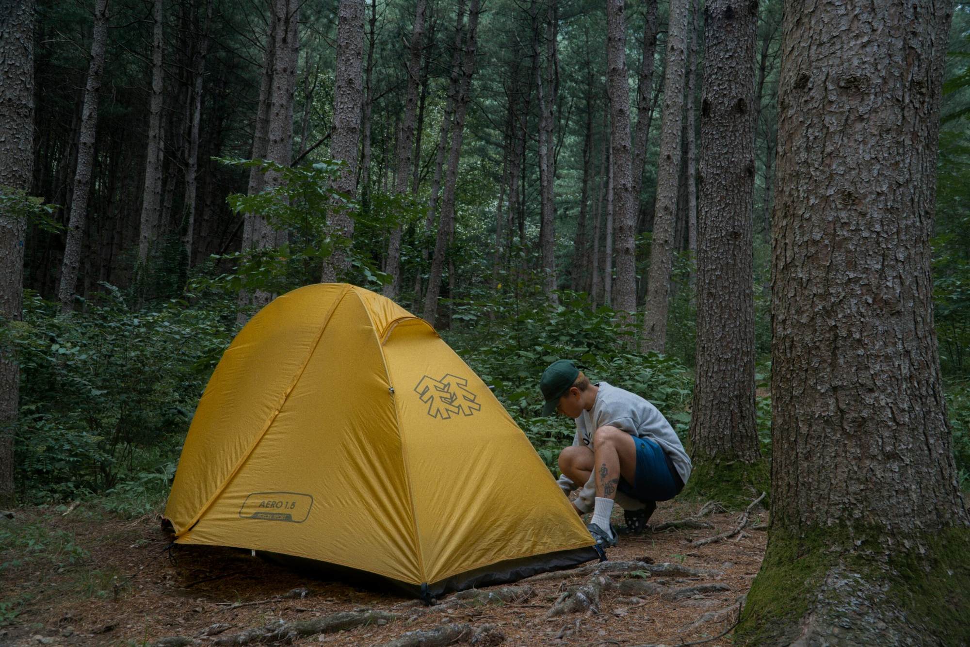Beginner zet een tent op voor de eerste nacht buiten