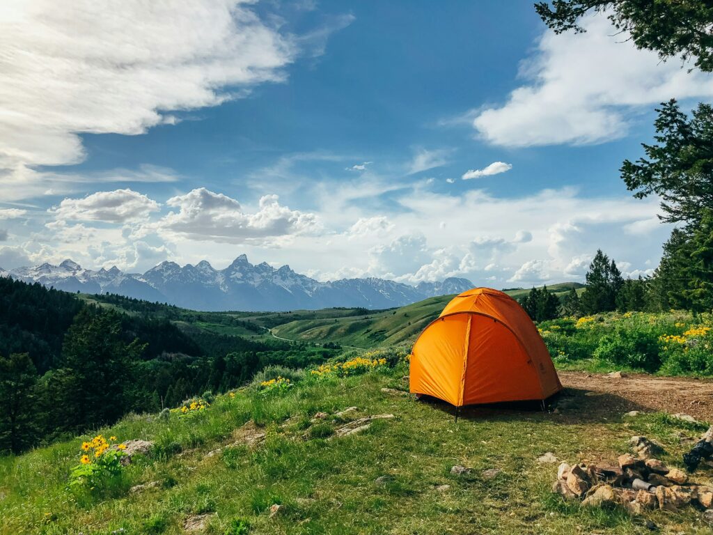 Lichtgewicht tent tijdens een meerdaagse trekking in berglandschap