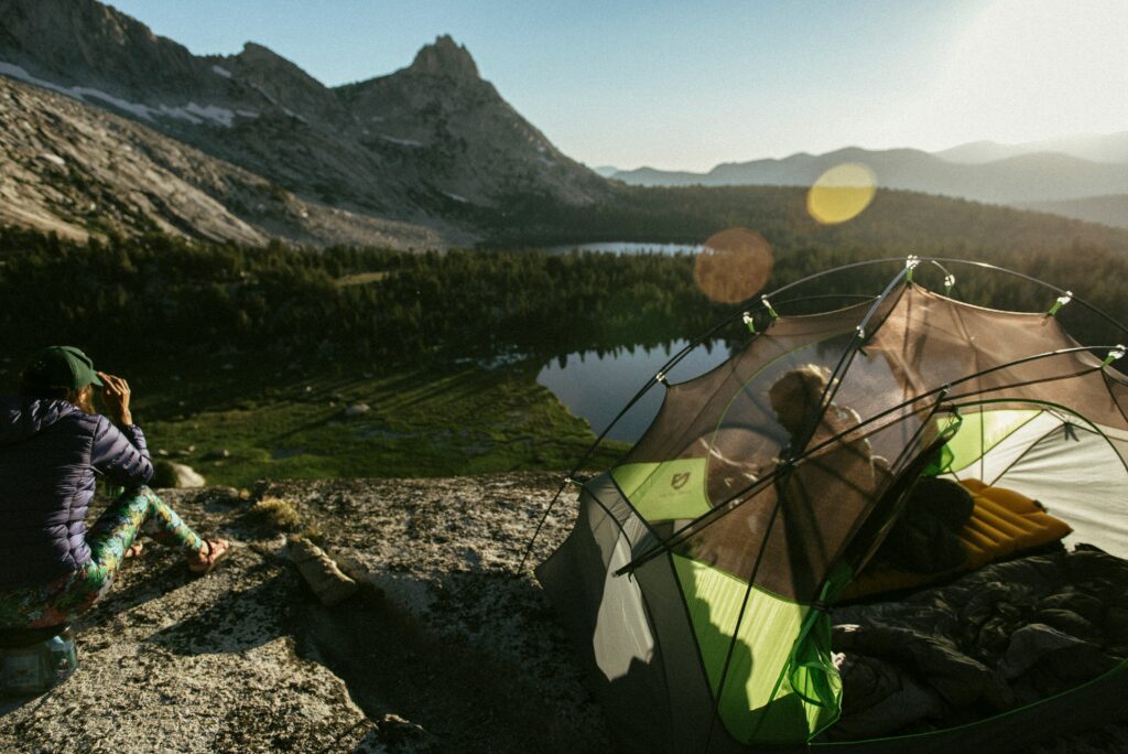 Lichtgewicht tent en compacte gear tijdens het kamperen