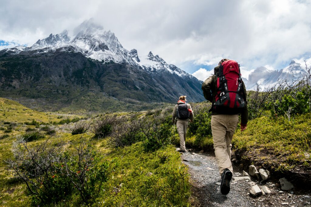 hikers met lichtgewicht rugzakken in natuur